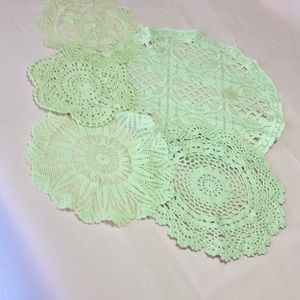 FINAL SALE PRICE 5 Pc Vintage Doily Set